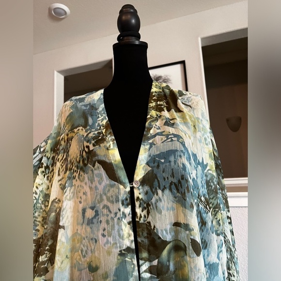 Chico’s Sheer One Button Blouse ⭐️ Small/Medium- NWOT - Picture 3 of 10